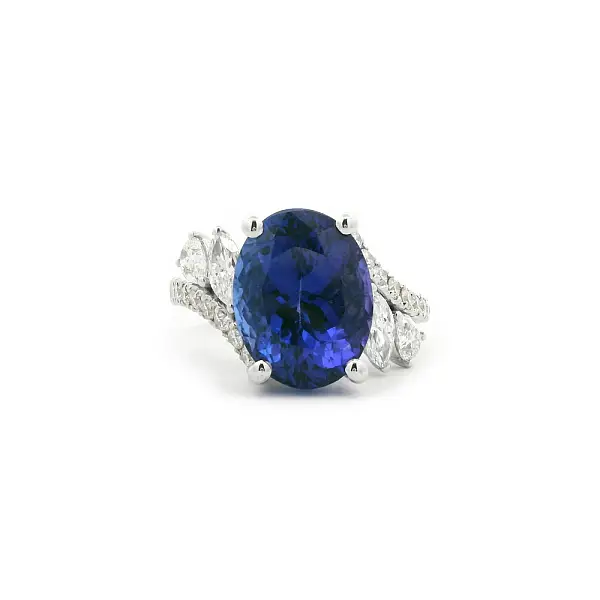 Weißgoldring mit ovalem Tansanit und Diamanten