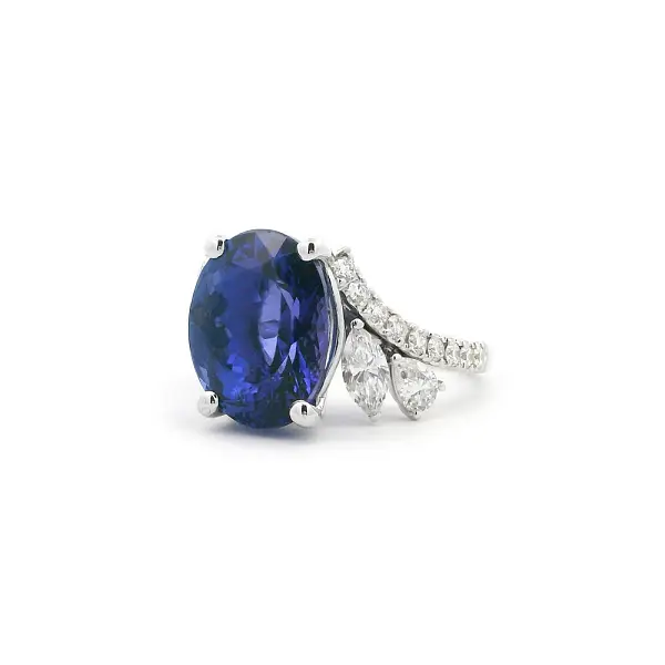 Weißgoldring mit ovalem Tansanit und Diamanten