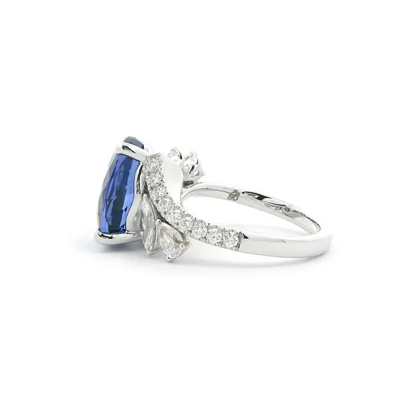 Weißgoldring mit ovalem Tansanit und Diamanten