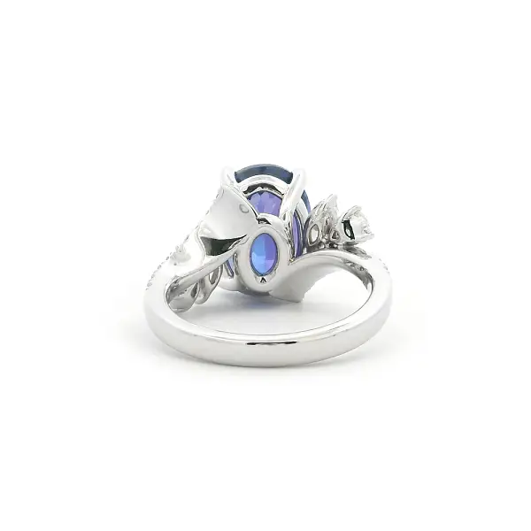 Weißgoldring mit ovalem Tansanit und Diamanten