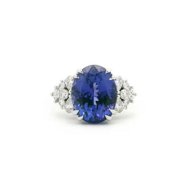 Weißgoldring mit ovalem Tansanit und Diamantakzenten