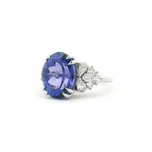 Weißgoldring mit ovalem Tansanit und Diamantakzenten
