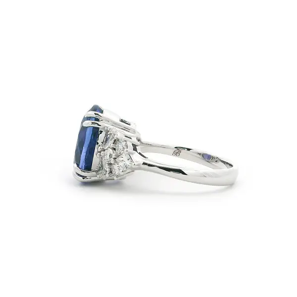 Weißgoldring mit ovalem Tansanit und Diamantakzenten