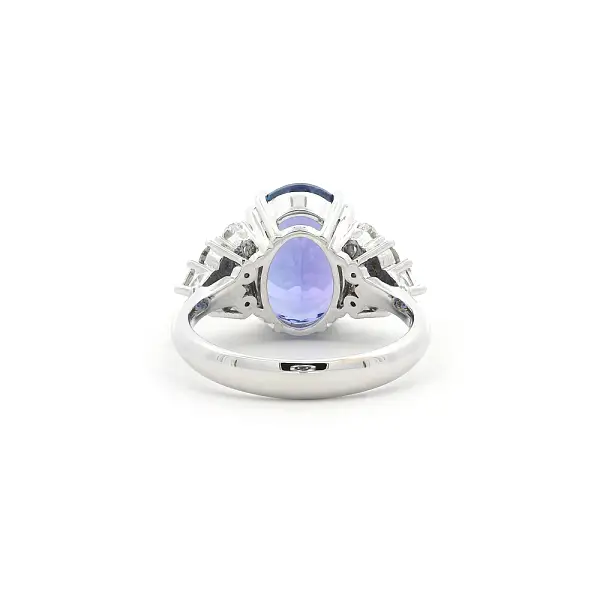 Weißgoldring mit ovalem Tansanit und Diamantakzenten