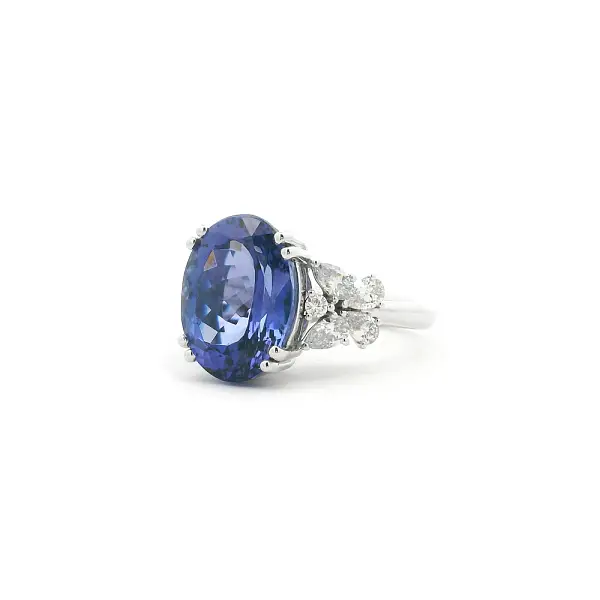 Weißgoldring mit Tansanit und Diamanten