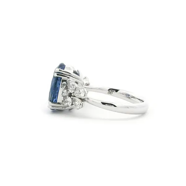 Weißgoldring mit Tansanit und Diamanten