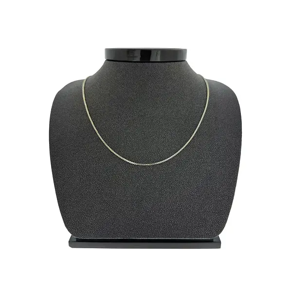 Feine goldene Kette im Box-Muster