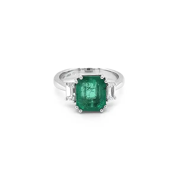Goldring mit Smaragd und Diamanten
