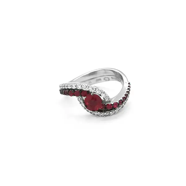 Goldring mit Rubinen und Diamanten