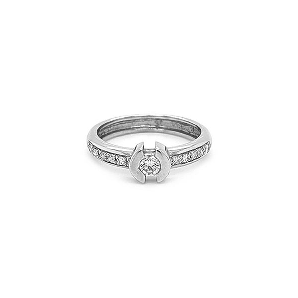 Verlobungsring aus Gold mit Diamanten