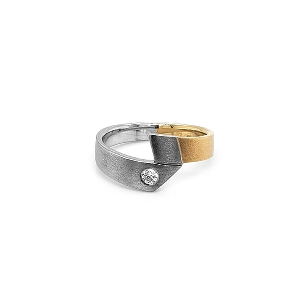 Goldring mit Diamant
