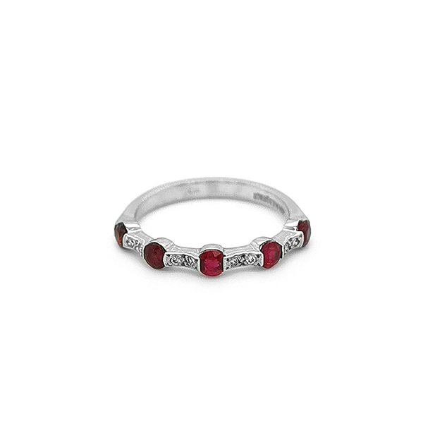 Goldring mit Rubinen und Diamanten