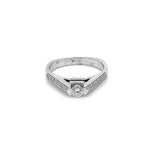 Verlobungsring aus Gold mit Diamanten