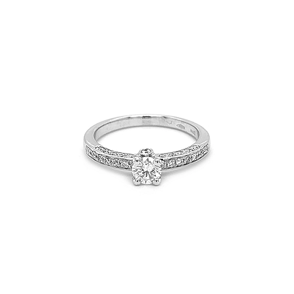 Verlobungsring aus Gold mit Diamanten