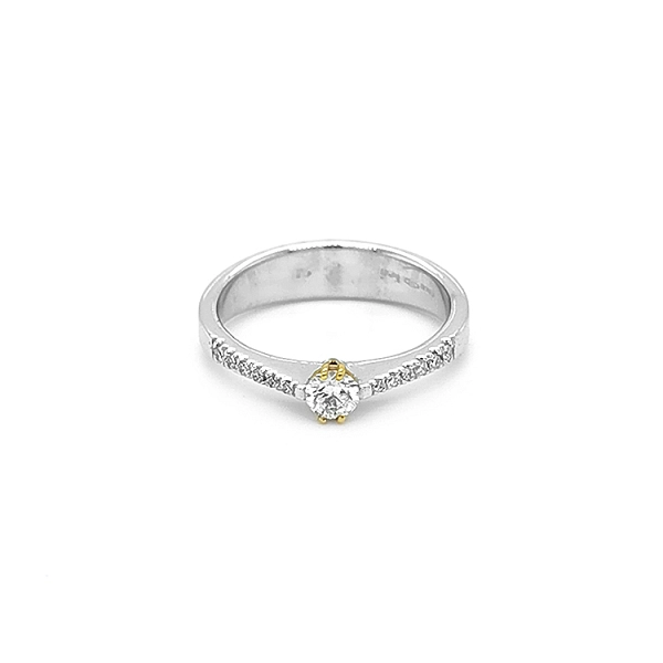 Verlobungsring aus Gold mit Diamanten