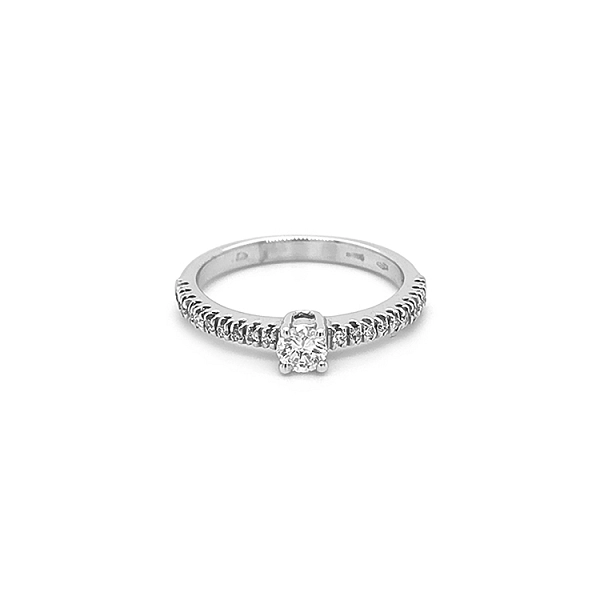 Verlobungsring aus Gold mit Diamanten