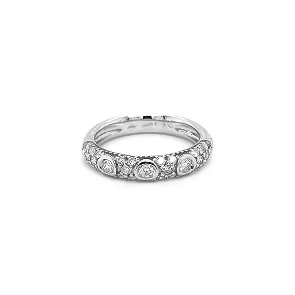 Goldring mit Diamanten