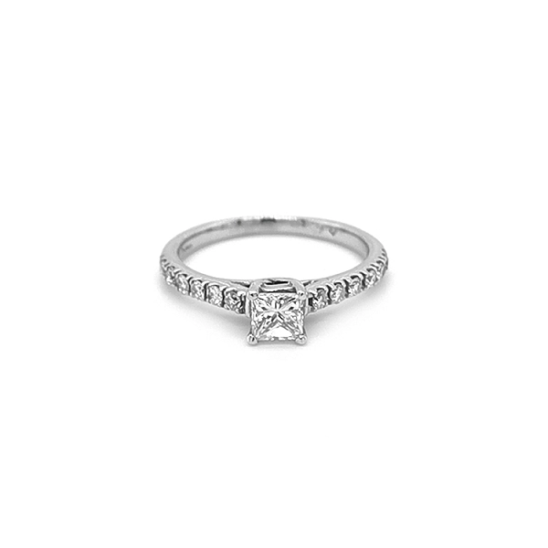 Verlobungsring aus Gold mit Diamanten