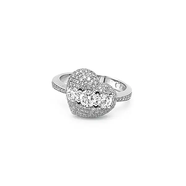 Goldener herzförmiger Ring mit Diamanten