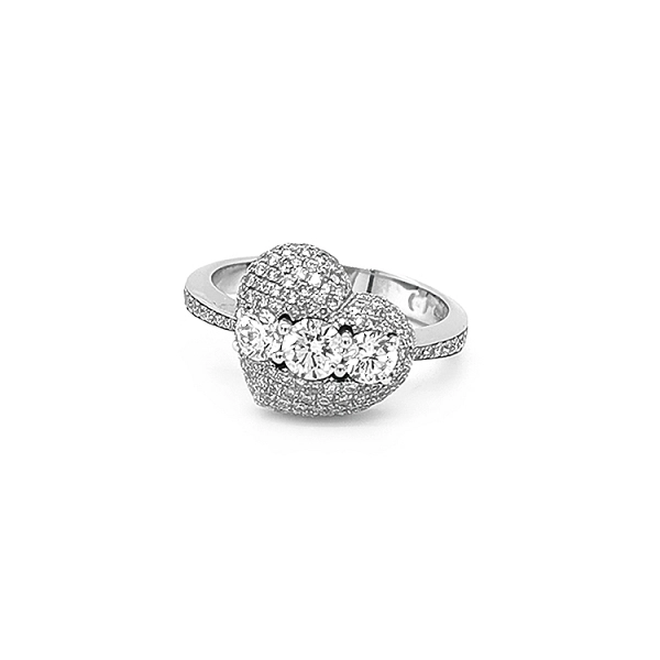 Goldener herzförmiger Ring mit Diamanten