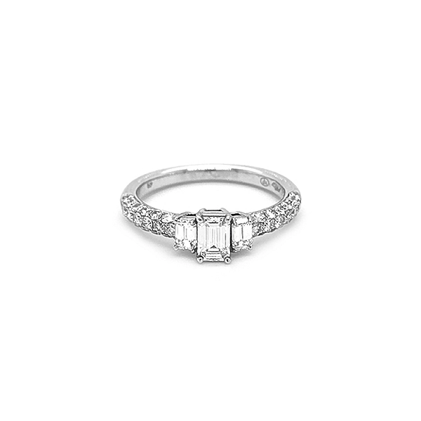Verlobungsring aus Gold mit Diamanten