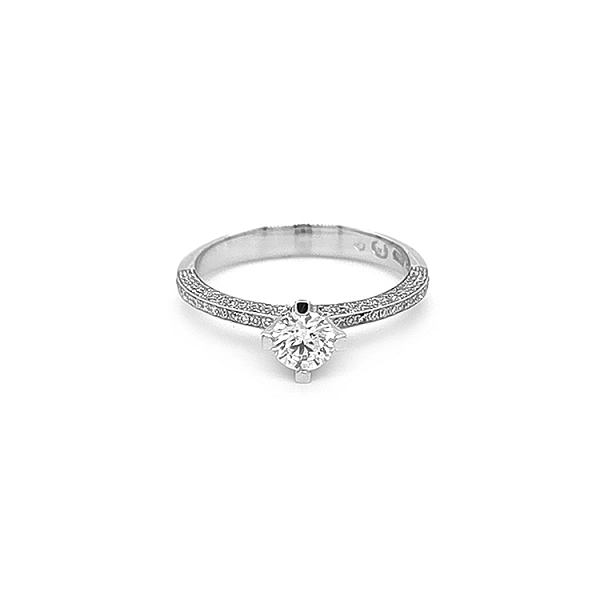 Verlobungsring aus Gold mit Diamanten