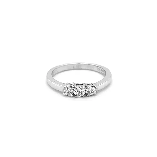 Verlobungsring aus Gold mit Diamanten