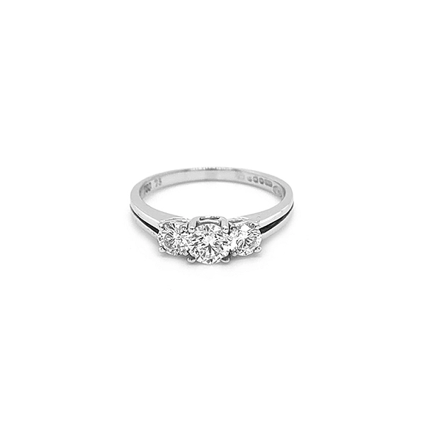 Verlobungsring aus Gold mit Diamanten