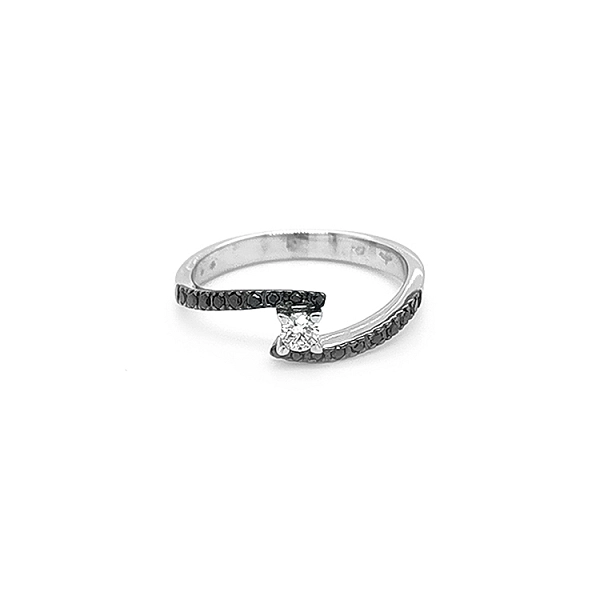 Goldring mit schwarzen und weißen Diamanten