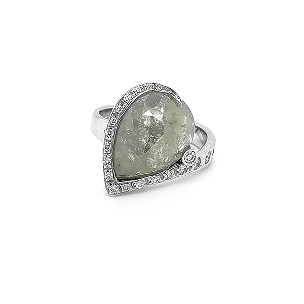 Goldring mit Diamanten