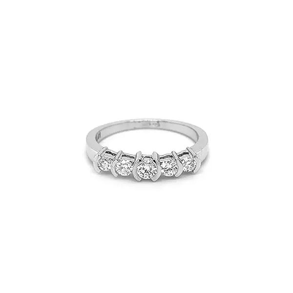 Goldring mit Diamanten