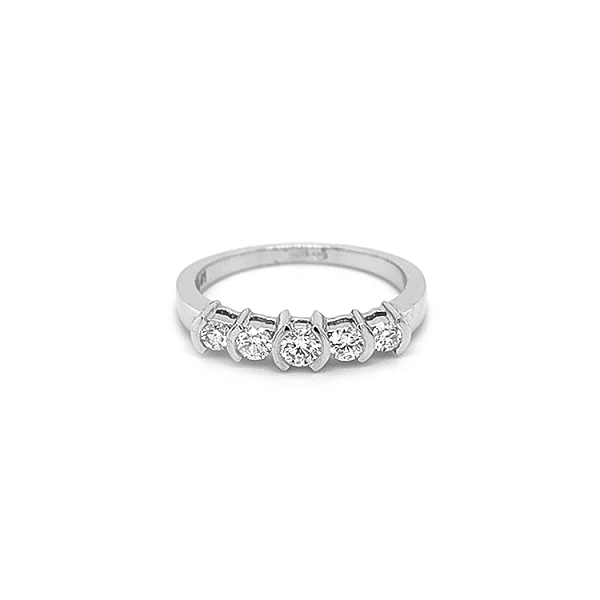 Goldring mit Diamanten