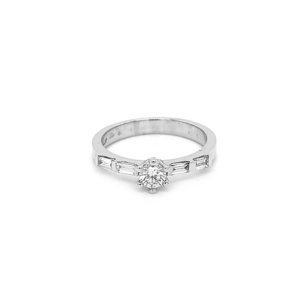 Verlobungsring aus Gold mit Diamanten