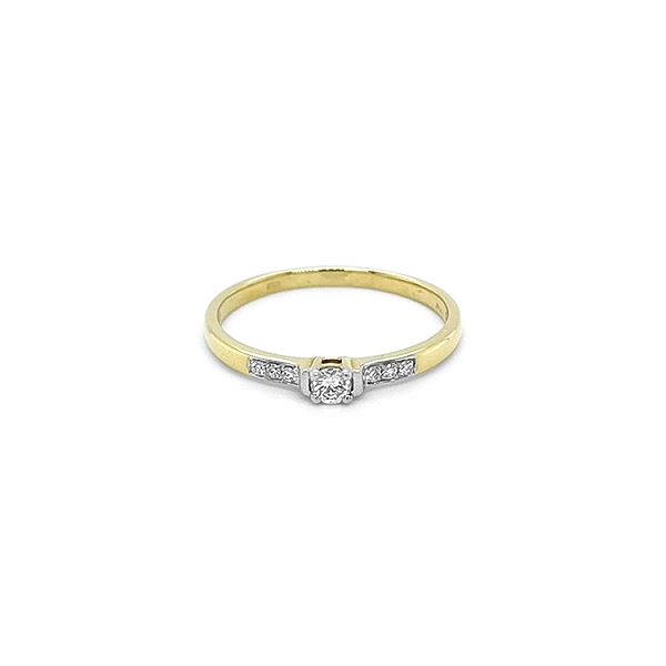 Verlobungsring aus Gold mit Diamanten