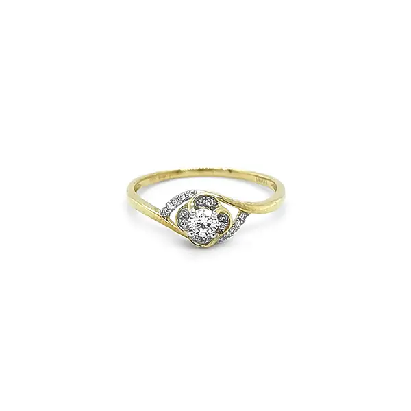 Verlobungsring aus Gold mit Diamanten