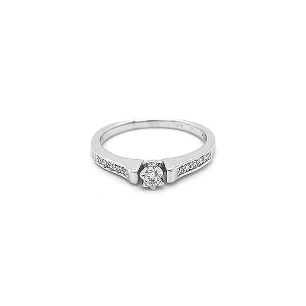 Verlobungsring aus Gold mit Diamanten
