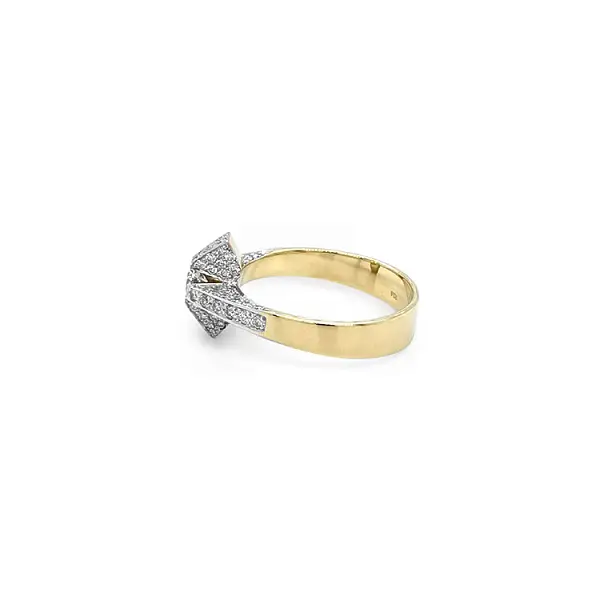 Goldring mit Diamanten