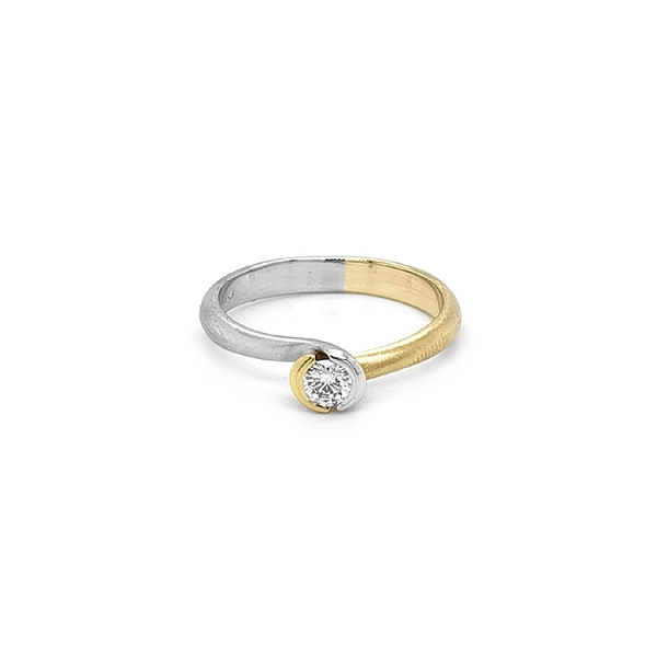 Gold Verlobungsring mit Diamant