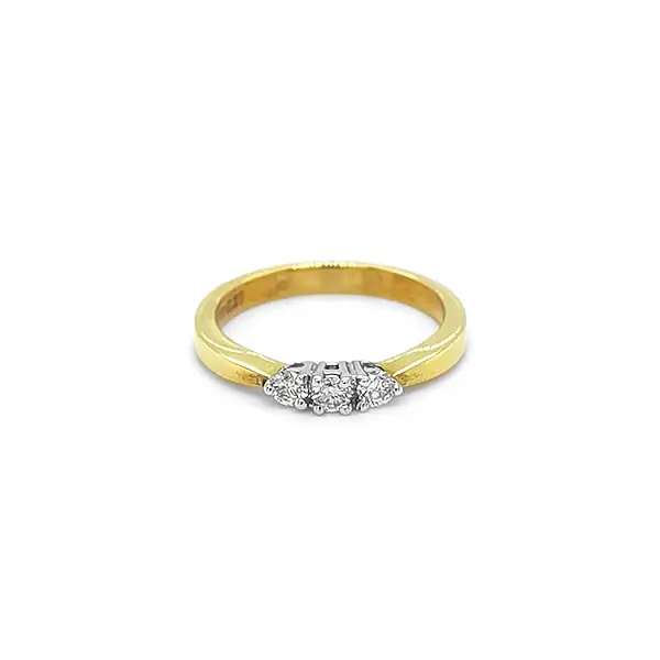 Goldring mit Diamanten