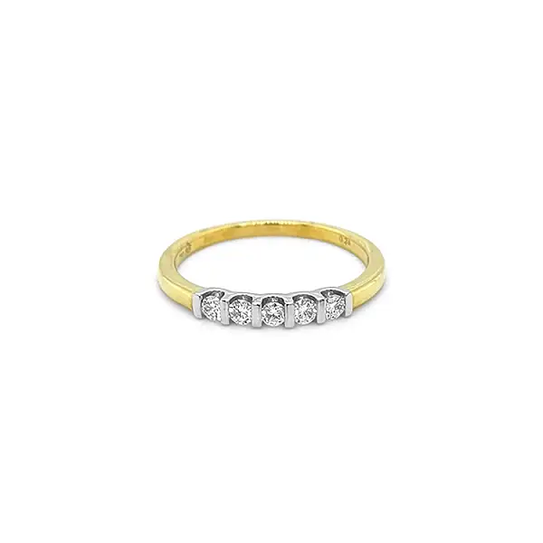 Goldring mit Diamanten