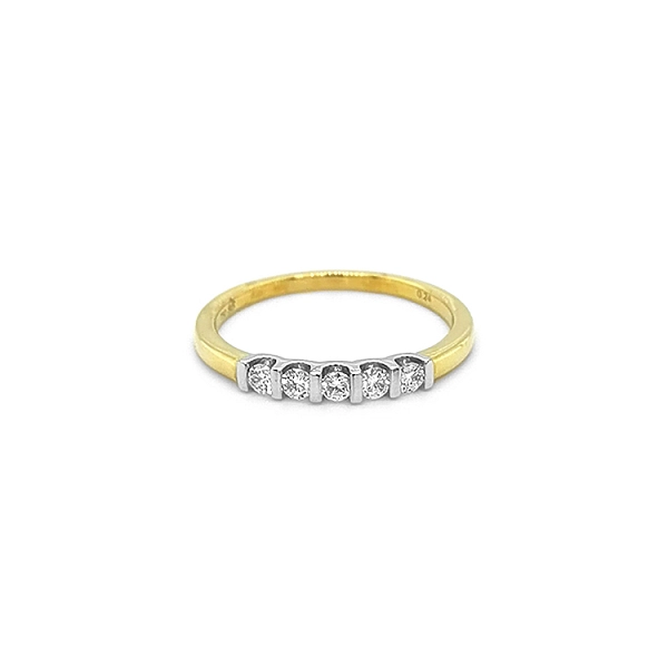 Goldring mit Diamanten