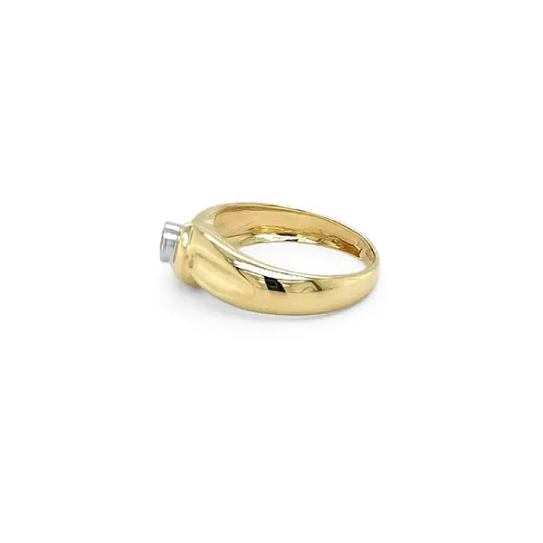 Goldring mit Diamant