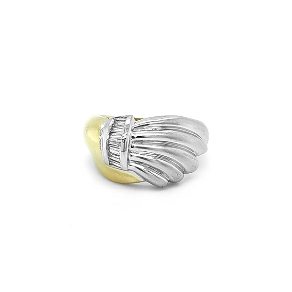Goldring mit Diamanten