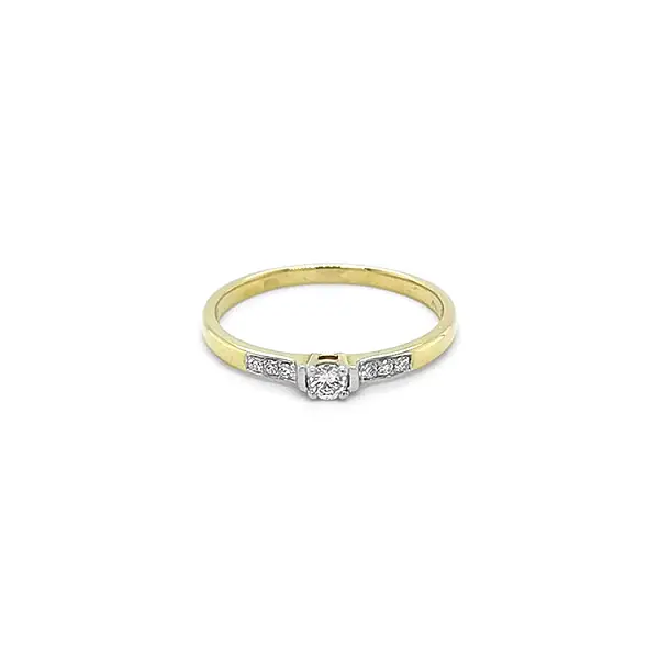 Verlobungsring aus Gold mit Diamanten