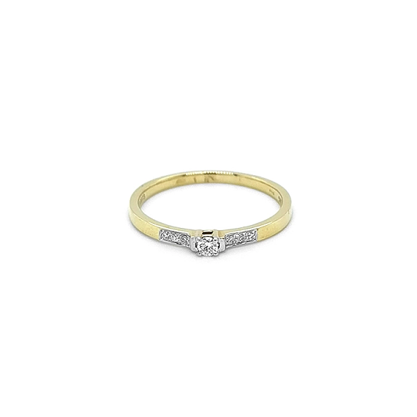 Verlobungsring aus Gold mit Diamanten