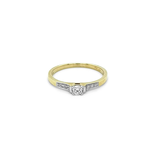 Verlobungsring aus Gold mit Diamanten