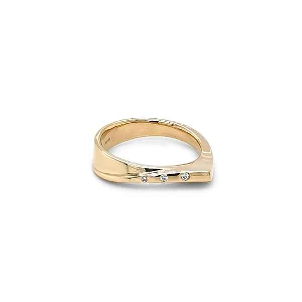 Goldring mit Diamanten