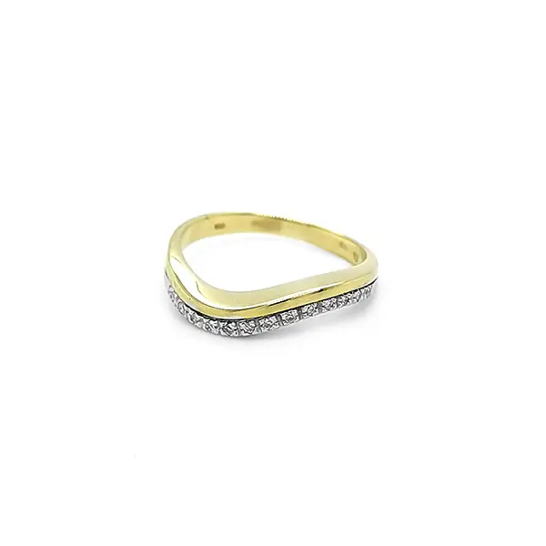 Goldring mit Diamanten