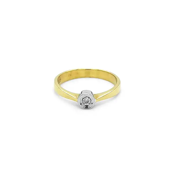Verlobungsring aus Gold mit Diamanten