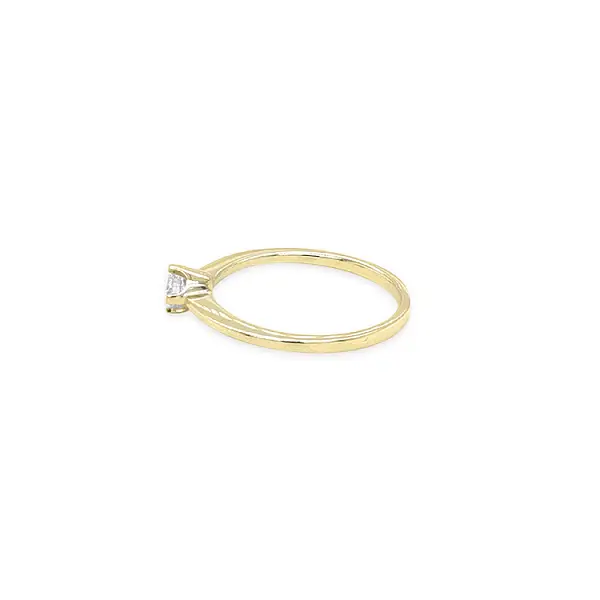 Verlobungsring aus Gold mit Diamant